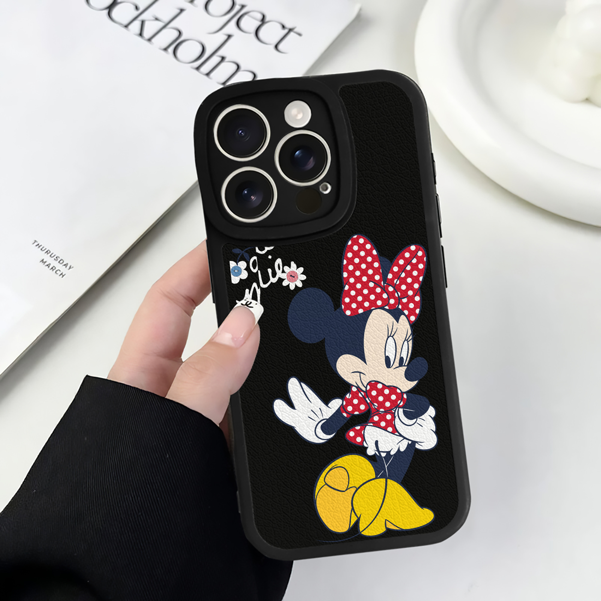 （画像用） ミッキーマウス Mickey Mouse 【iPhone 16シリーズ対応】シリコンスマホケース（レザー調） 材質：シリコン